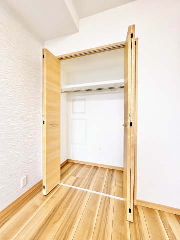 北東側5.5帖洋室の収納