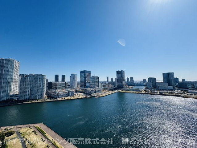 バルコニーからの眺望（東向き）　晴海運河を眼下に豊洲エリア一望