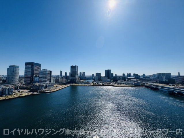 バルコニーからの眺望（南東向き）　晴海運河の開放感。河川沿いに抜けた先には東京ゲートブリッジもご覧いただけます。