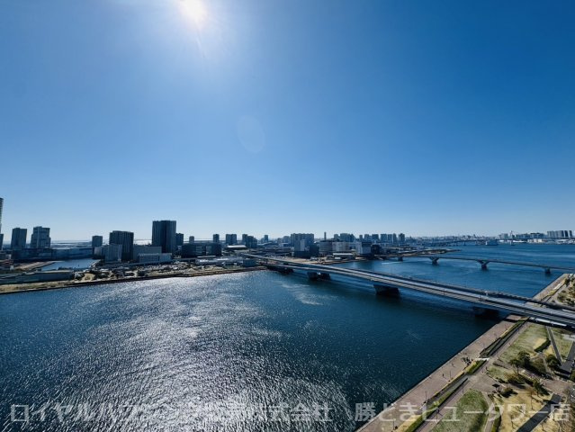 バルコニーからの眺望（南向き）　晴海運河を眼下に、レインボーブリッジ・東京湾を見渡せる眺望です。
