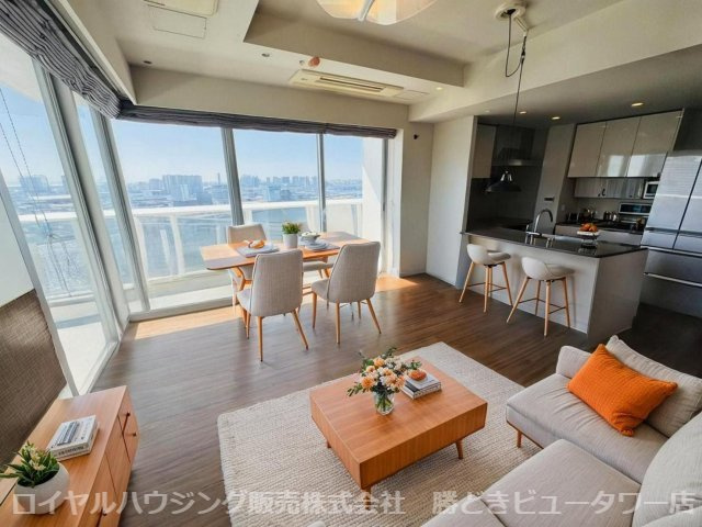 約14.2帖のリビングダイニングキッチン　南×東角住戸につき陽当り眺望良好なお部屋です！　最高天井高約2、7ｍで開放感が御座います。　家具配置例（AIによる生成画像）