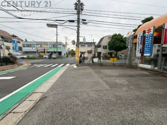 徒歩圏内にスーパーやコンビニ、100円ショップが充実しており買い出しが至便な環境。