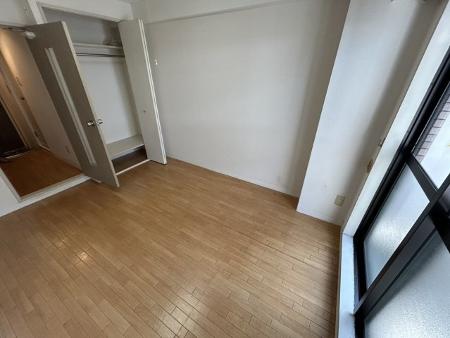 洋室のメリットは重い家具が置きやすく、身の回りが整理しやすいことです。　床がフローリングのため畳とは異なり凹みにくいです。　クローゼットなど収納が豊富で、普段使わない旅行カバンや服の整頓も簡単にです。