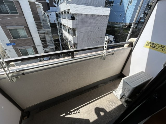 バルコニーは、室外の専用スペースのうち、「屋根がなく開放された空間」であるものを指します。ベランダより広いタイプのものが多く、日当たりもよいため家庭菜園などを楽しみたい人にとって適した環境となります。