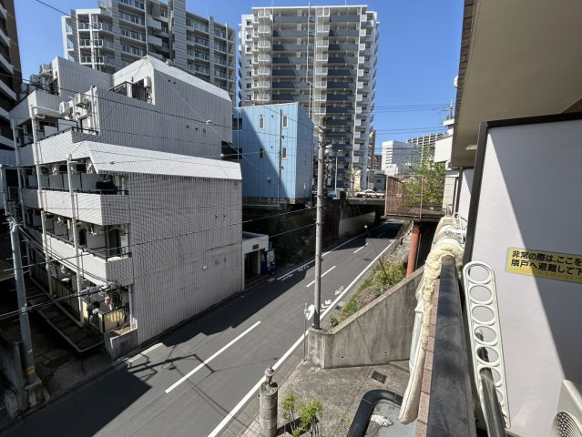眺望の良さを楽しめるダイニングキッチンで家族団らんの時間を過ごしてはいかがでしょうか。バルコニーから見える景色を家族で眺める時間は、時間が経つのを忘れてしまいそうですね。是非、現地を見に行きましょう！