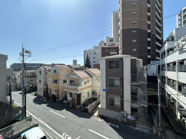 眺望の良さを楽しめるダイニングキッチンで家族団らんの時間を過ごしてはいかがでしょうか。バルコニーから見える景色を家族で眺める時間は、時間が経つのを忘れてしまいそうですね。是非、現地を見に行きましょう！