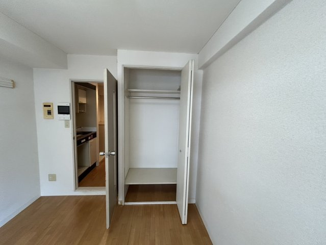 デザイン性を重視しすぎて収納が少なかった！なんてことにならないため、事前に現地で収納の数を確認しておくことをお勧めします。クローゼット以外にも床下収納や屋根裏収納、パントリーなどもチェックしましょう。