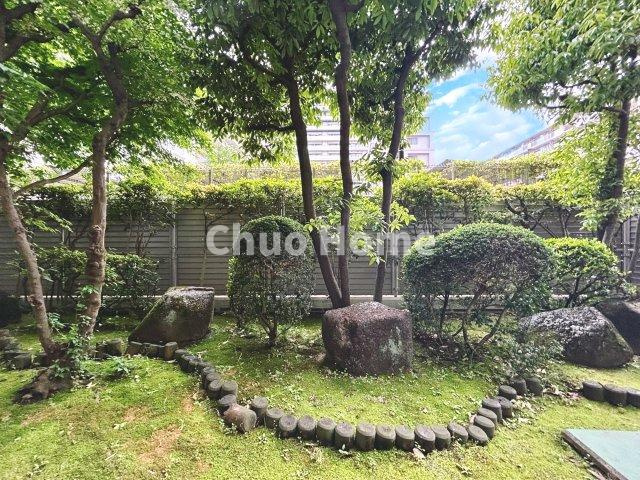 敷地内には緑が多く住環境良好です
