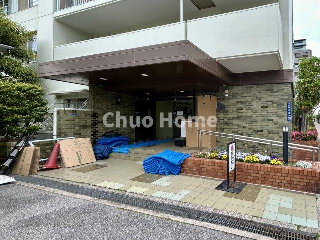 【エントランス】マンションのエントランスは、その物件の印象を決める、顔とも言える場所です。毎日通る場所ですからきれいなのが一番です。