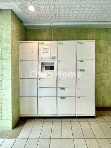 【宅配ボックス】在宅時・不在時に関わらず、居住者の代わりに非対面で宅配物を受け取ってくれる便利な設備です。わかりやすくご説明致しますので見学時にはお部屋だけではなく共用部分もぜひチェックしてください。