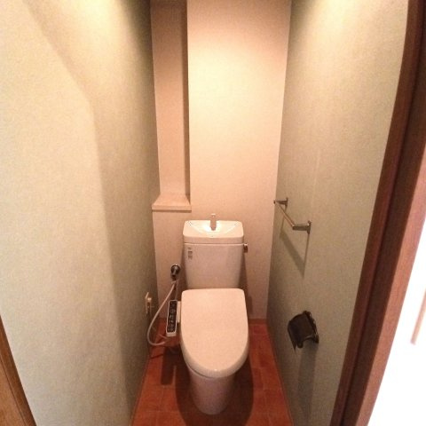 シックで落ち着いた雰囲気のトイレです