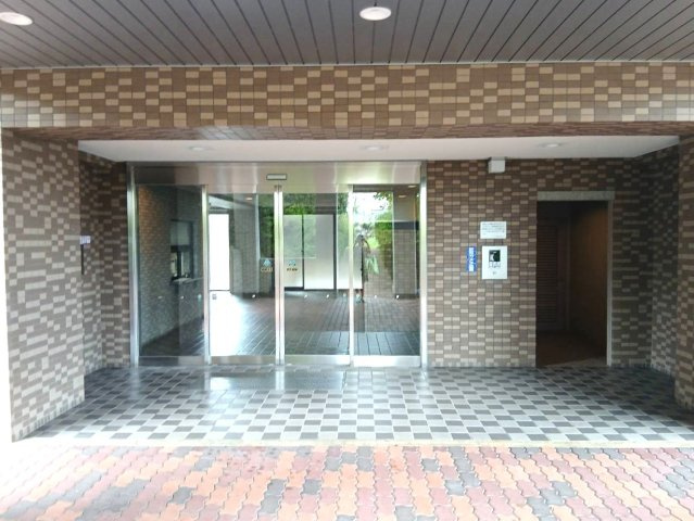 オートロックのエントランス。
