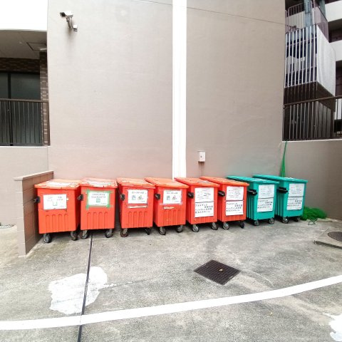 プラスチックと缶ゴミのごみ箱です。