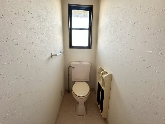 2階に設けられたトイレで、就寝時や朝の身支度時にも便利な配置。窓付きのため自然光が入り、換気もしやすく清潔感のある空間です。各階にトイレがあることで、家族の生活リズムにゆとりが生まれます。