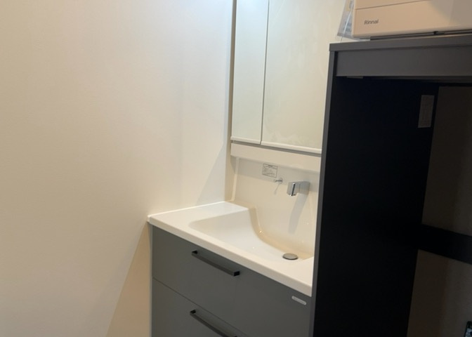 洗面化粧台では顔を洗ったり、身だしなみを整えることが本来の使い方ですが、用途によっては洗面化粧台に求められる機能が違ってくるため、ご自身や家族のライフスタイルに合ったものを選ぶことをおすすめ致します。