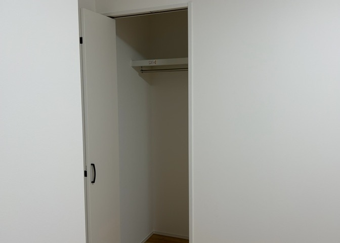 デザイン性を重視しすぎて収納が少なかった！なんてことにならないため、事前に現地で収納の数を確認しておくことをお勧めします。クローゼット以外にも床下収納や屋根裏収納、パントリーなどもチェックしましょう。