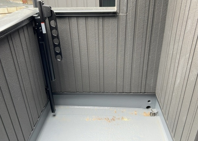 バルコニーは、室外の専用スペースのうち、「屋根がなく開放された空間」であるものを指します。ベランダより広いタイプのものが多く、日当たりもよいため家庭菜園などを楽しみたい人にとって適した環境となります。
