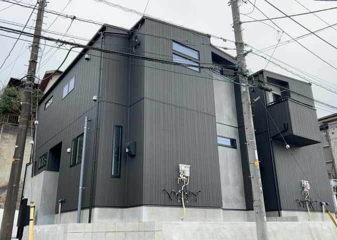 ついに完成致しました！現地をご見学に行く際は、道路の幅や周辺の交通量、施設などをご確認頂くことをおすすめします！物件の流れが早いため、内見をしたい方はお早めに当社営業までお問い合わせ頂きご予約下さい！