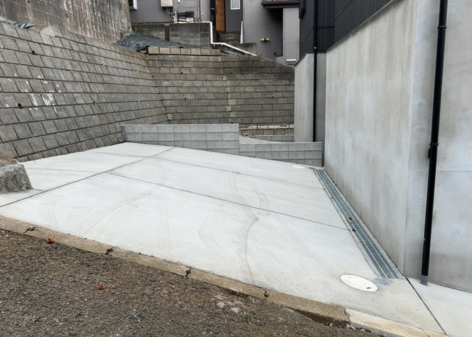 駐車場と明記されていても、最小スペースでつくられた駐車場だと大型車は駐車できなかったり、出入りしにくくなったりする可能性があります。お車のサイズと購入したい物件の駐車場のサイズを現地で確認しましょう。