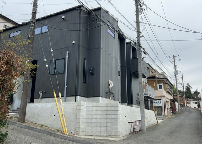 住宅用の土地では前面道路に2m以上接していなければならないと法律で定められています。しかし、お持ちの車のサイズやライフスタイルなどにより、2mでは利便が悪い場合もございますので、事前に確認しましょう。