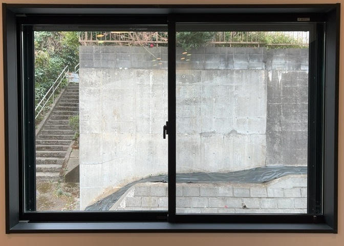 サッシとは、ガラス窓に使用される金属製の窓枠のことです。一般的に住宅建築では、金属製建具工事の段階で備え付けるもので、ガラス類や玄関、バスルームのスチール製のドアなどと同じタイミングで工事を行います。