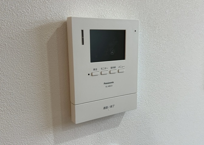 モニターで来訪者を確認して、目的が分からない場合はインターホンを通じて室内から会話することができます。怪しいと感じた場合はインターホン越しにお帰りいただくことができるので、直接会うことがなく安全です。