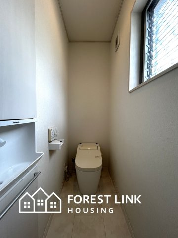 1階トイレです。収納付きでトイレットペーパーのストック置きに便利です。