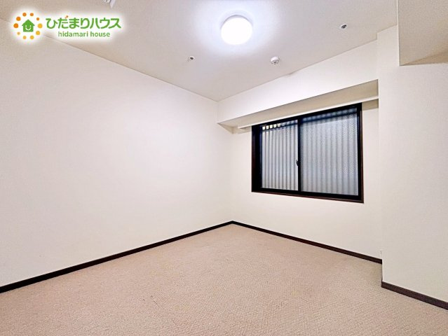 白を基調とした明るく爽やかなお部屋。自分の時間に集中できる、落ち着きのある居室です。学習机やベッドなどの家具もゆとりを持って配置できます。