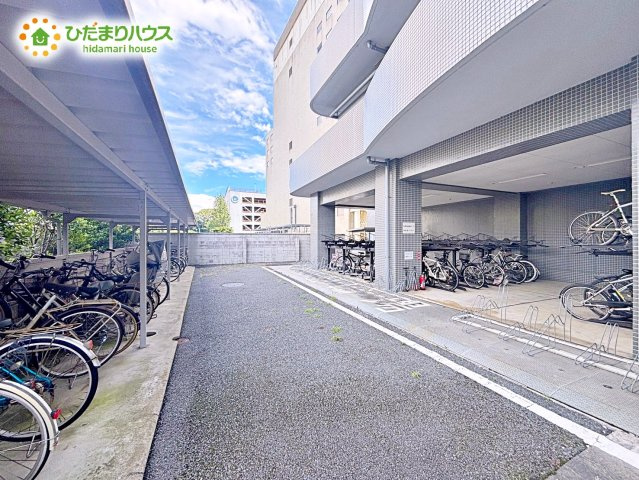 屋根付きの駐輪場となっており、台数もたくさん停められます！