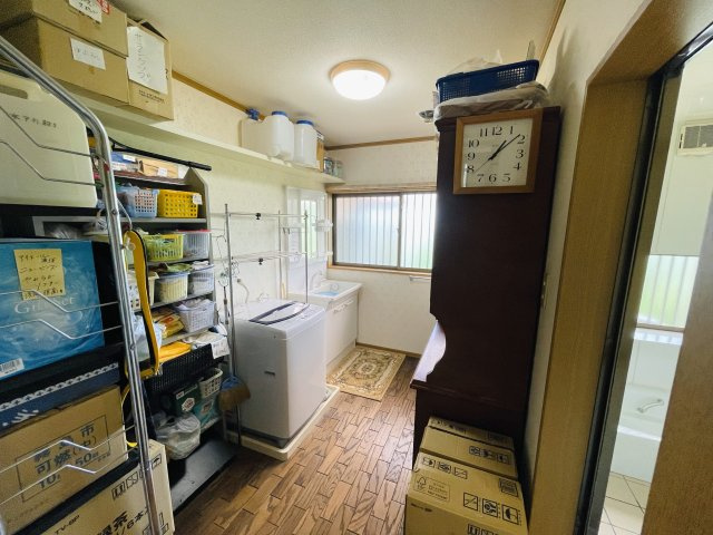 ゆったりとした洗面脱衣室♪棚を設置すれば収納もバッチリ◎