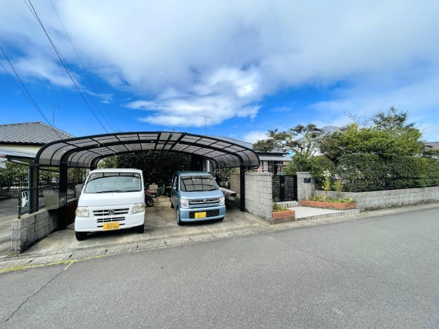 2台駐車可能なカーポート付！前面道路も広く、駐車が苦手な方でも安心♪