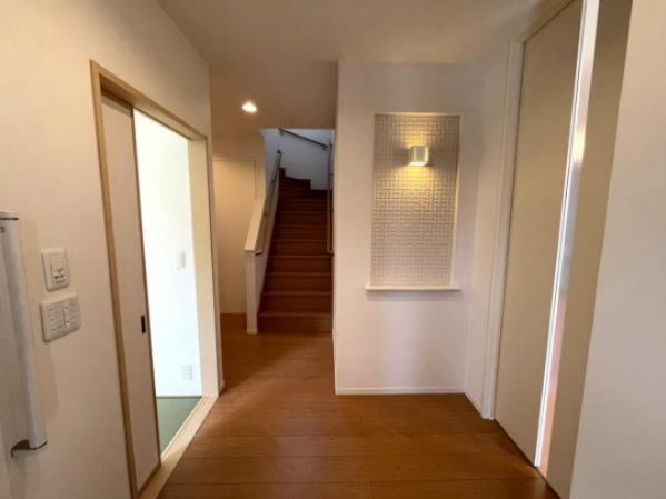 玄関前はエコカラットをアクセントとして使用しておりオシャレです♪