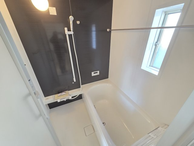 現地写真　1坪サイズのユニットバス。浴室暖房乾燥機付きなので、ヒートショック予防や梅雨時期の室内欲しもできちゃいます！