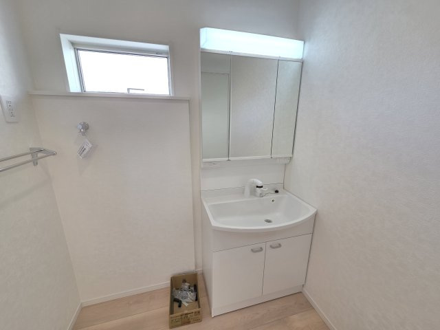 現地写真　洗面化粧台は嬉しい三面鏡！隠せる収納としても重宝しますね！