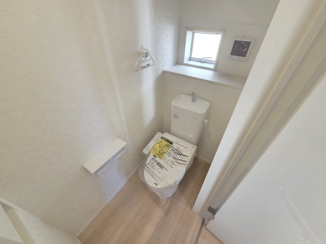 現地写真　トイレは洗浄機能付きです！壁面収納も嬉しいですね♪