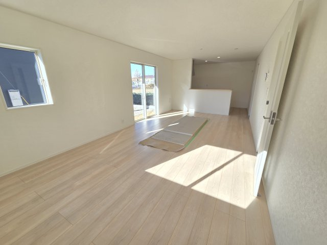 現地写真　対面式のキッチンなので、家事をしながらご家族とのコミュニケーションが取れるのが嬉しいですね！