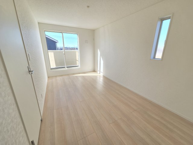 現地写真　2階の主寝室です。2面採光なので風通しがよく明るいお部屋です。