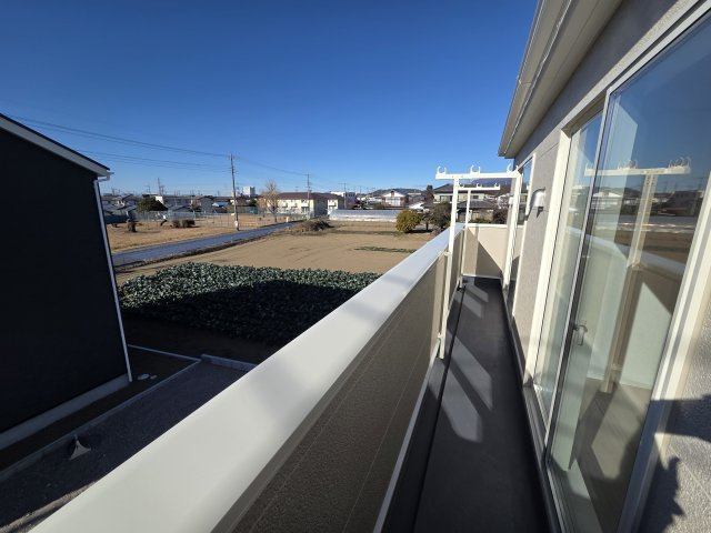 現地写真　南向きのバルコニーは日当たり良好！洗濯物がよく乾きそうです♪