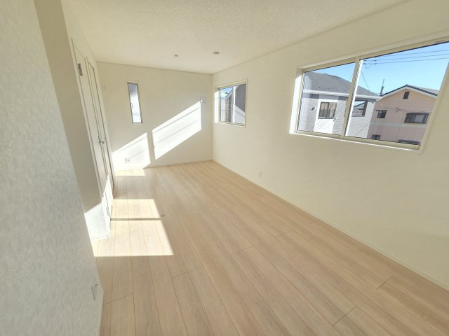 現地写真　2階9.5帖の洋室は2部屋に区切ることもできます！ご家族の状況に合わせてご活用ください！