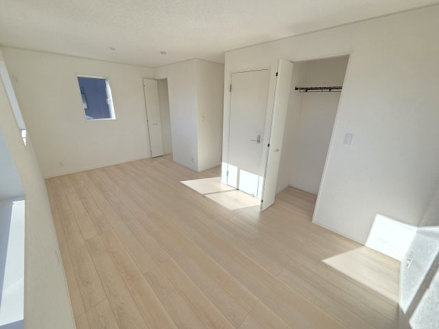 現地写真　2階9.5帖の洋室は間仕切りをしてもどちらにも収納や扉が備わるようにあらかじめ設置してありますよ！