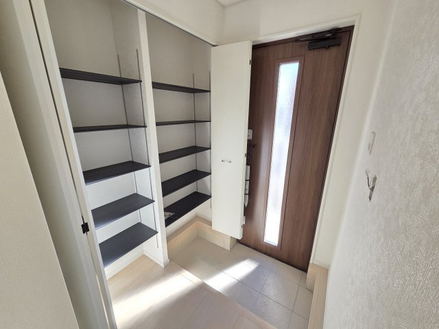 現地写真　玄関収納は可動棚！ブーツや長靴など、仕舞う物に合わせて高さ調整ができ便利です！