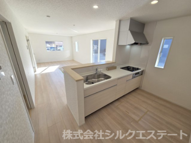 現地写真　広々20帖のリビング！家族団らんを楽しめそうです♪