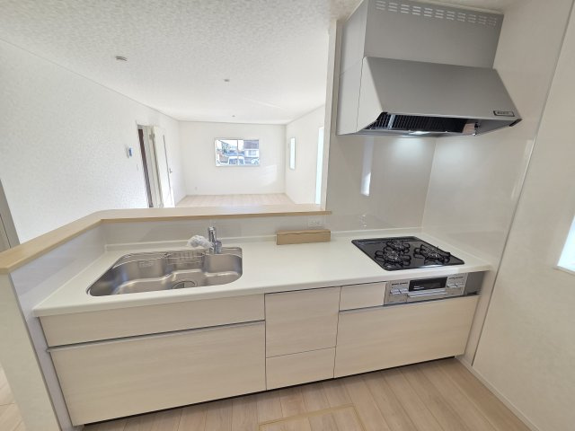 現地写真　人大天板、三口コンロ、浄水器一体型の水洗と使いやすい設備のキッチンです！