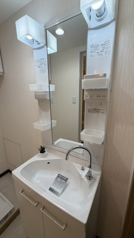 下部に収納を備えており、洗面用品やストックなどを収納してお使いいただけます。