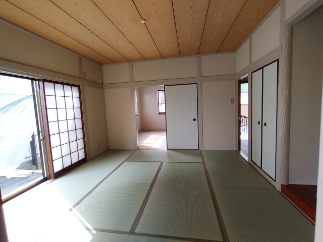 南側に開口のある明るい和室8帖