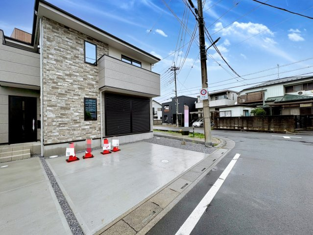 1号棟　広々とした約23.5帖のリビング空間には、足元あったか床暖房付きです！キッチン・洗面・浴室がまとまった水回り動線で、家事の移動もスムーズです！駐車スペース2台可(車種による)！