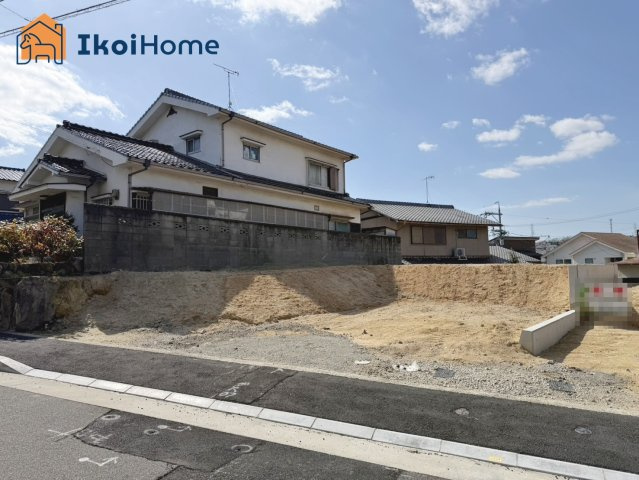 前面道路は7.9ｍ幅で広々しています。駐車がし易く、車の対面のすれ違いも楽にできます。　