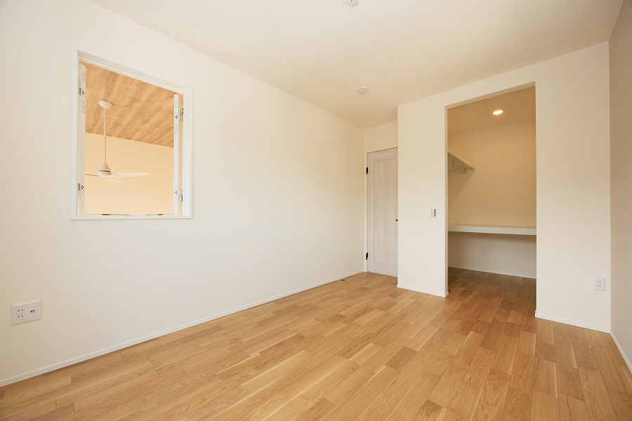 6.2帖の寝室。嬉しいWIC付、バルコニーに面したお部屋です。