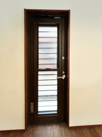 ごみ捨てに便利な勝手口を標準装備。キッチンからの動線が短く、楽に移動できます。（施工例）