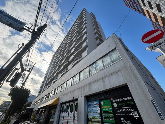 ■撮影日：2025年12月16日　爽やかな青空の下に降り注ぐ陽光、豊かな居住性と、クオリティが見事に調和した住空間は、住まうことの喜びを感じさせてくれます。